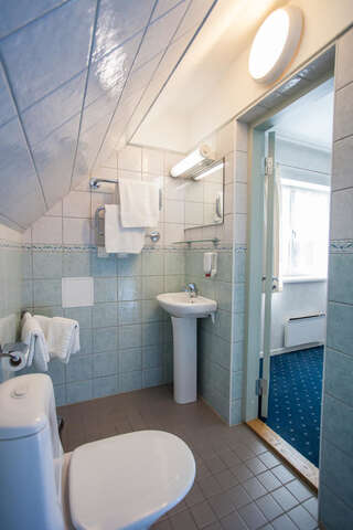Гостевой дом Arensburgi Guesthouse Курессааре Трехместный номер с собственной ванной комнатой-4
